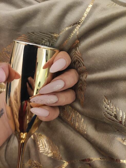 Stylistka paznokci /zagęszczanie i przedłużanie włosów