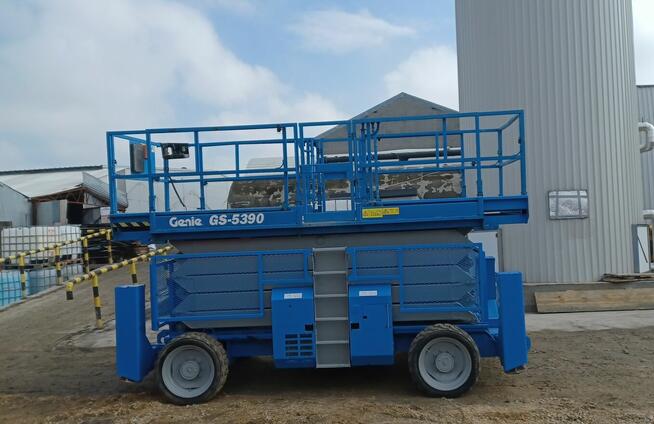 Podnośnik nożycowy GENIE GS-5390 diesel 4x4 - 18 m - WYNAJEM
