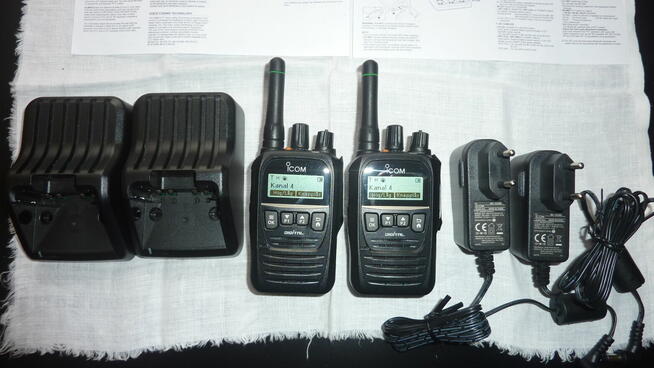 Dwa profesjonalne radiotelefony(krótkofalówki)ICOM IC-F62D.