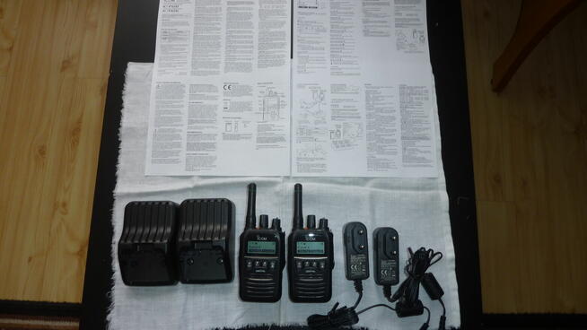 Dwa profesjonalne radiotelefony(krótkofalówki)ICOM IC-F62D.