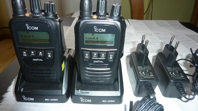 Dwa profesjonalne radiotelefony(krótkofalówki)ICOM IC-F62D.