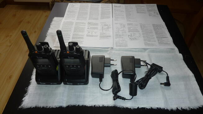 Dwa profesjonalne radiotelefony(krótkofalówki)ICOM IC-F62D.