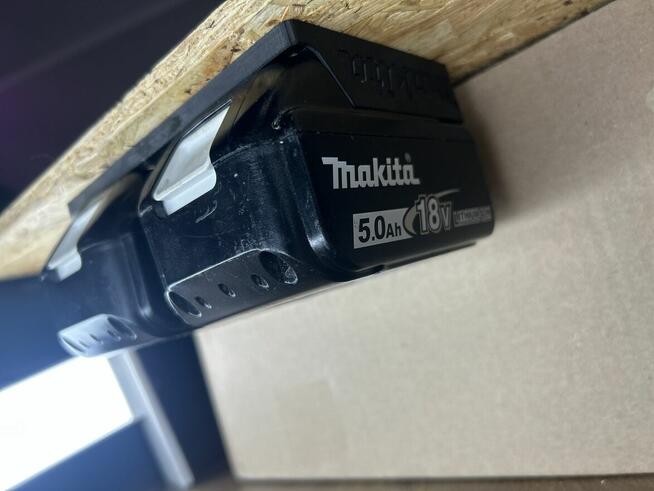Wieszak na baterie makita 18V