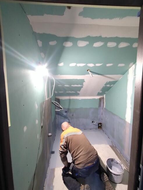 Wynajmę garaż z poddaszem 70m2 pod legionowem.