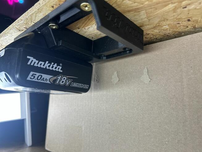 Wieszak na baterie makita 18V