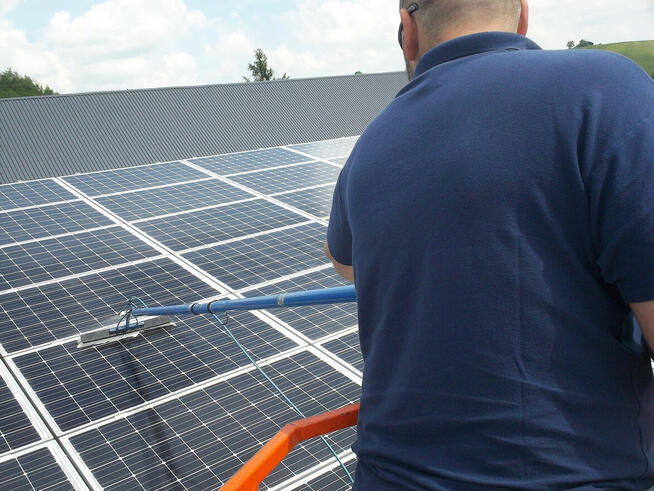 Profesjonalne mycie okien, witryn sklepowych i paneli foto