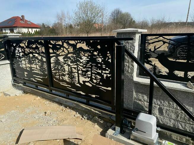 Brama przesuwna 4m Wilki las + furtka –malowana proszkowo