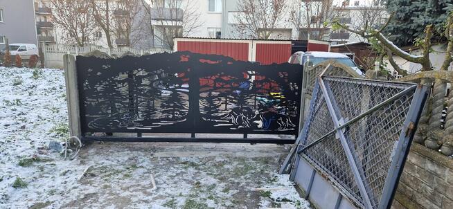 Brama przesuwna 4m Wilki las + furtka –malowana proszkowo