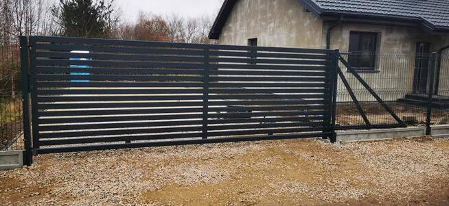 Bramy, balustrady, ogrodzenia, wiaty śmietnikowe, palisadowe