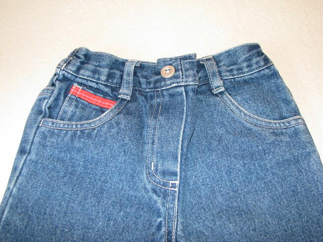 Urocze, jeansowe spodnie dziewczęce, z haftem rozm. na 2-3 l