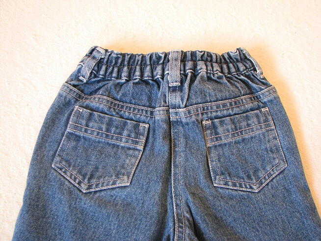 Urocze, jeansowe spodnie dziewczęce, z haftem rozm. na 2-3 l