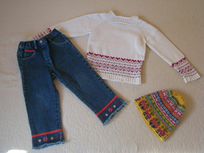 Biały sweterek dziecięcy z pasem wzorów, rozm. 104, Topolino