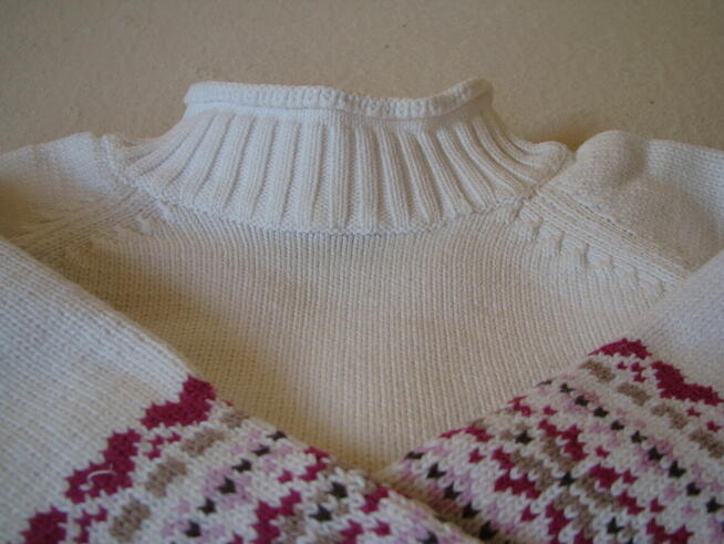 Biały sweterek dziecięcy z pasem wzorów, rozm. 104, Topolino