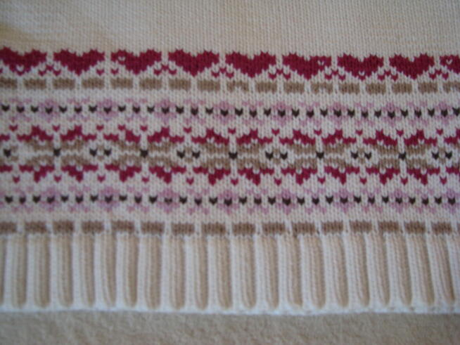 Biały sweterek dziecięcy z pasem wzorów, rozm. 104, Topolino