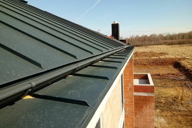 Obróbki blacharskie na rąbek, profilowanie blachy.