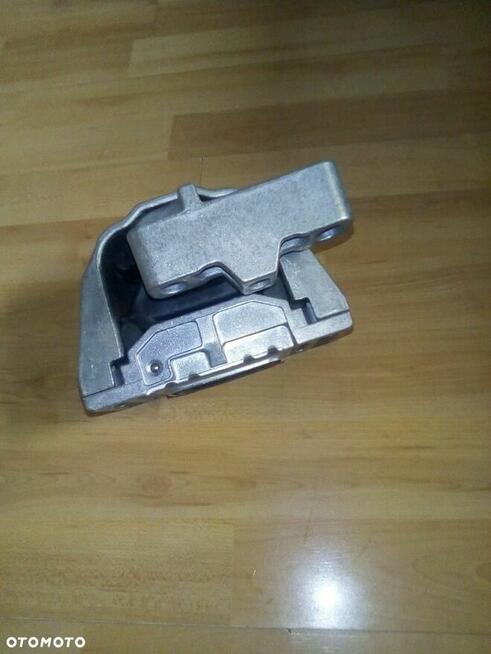 Poduszka silnika P AUDI A3 80 1.6 SKODA Octavia 1.6 90 SZT