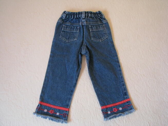Urocze, jeansowe spodnie dziewczęce, z haftem rozm. na 2-3 l