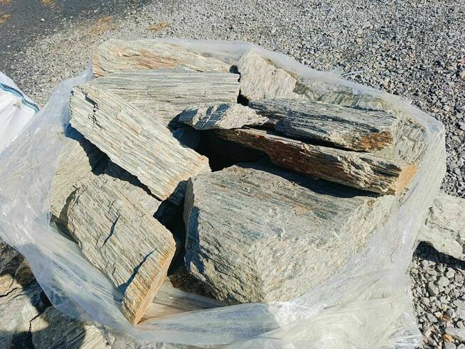 Kamień dekoracyjny - głazy Gnejsowe kora kamienna