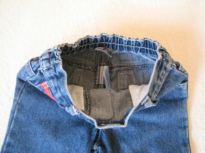 Urocze, jeansowe spodnie dziewczęce, z haftem rozm. na 2-3 l