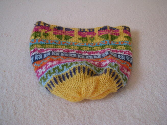 Wielokolorowa, wesoła czapka we wzory dla dziewczynki