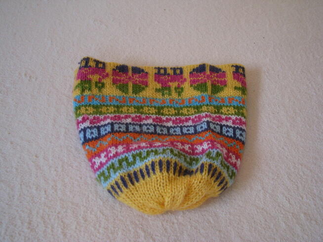 Wielokolorowa, wesoła czapka we wzory dla dziewczynki