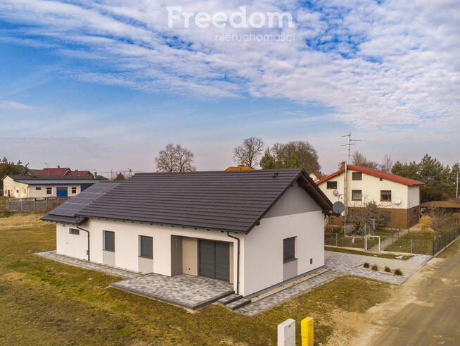 Nowoczesny dom parterowy z fotowoltaiką