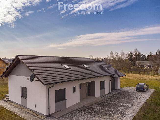 Nowoczesny dom parterowy z fotowoltaiką