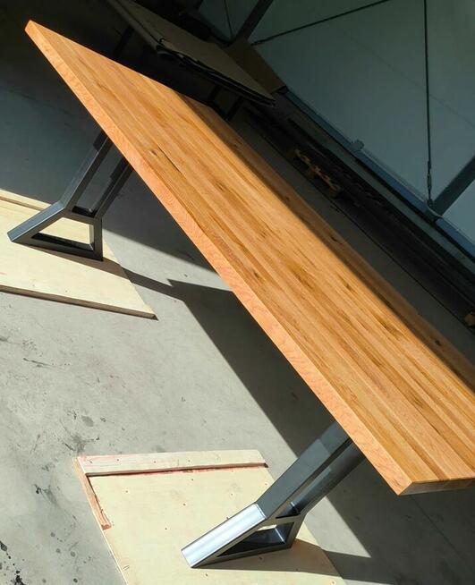 stół dębowy stelaż nogi metalowe loft industrialny z sękami