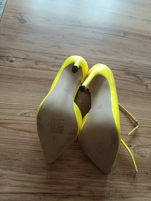 Buty damskie na obcasie