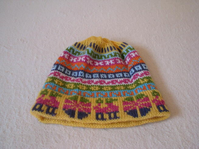 Wielokolorowa, wesoła czapka we wzory dla dziewczynki