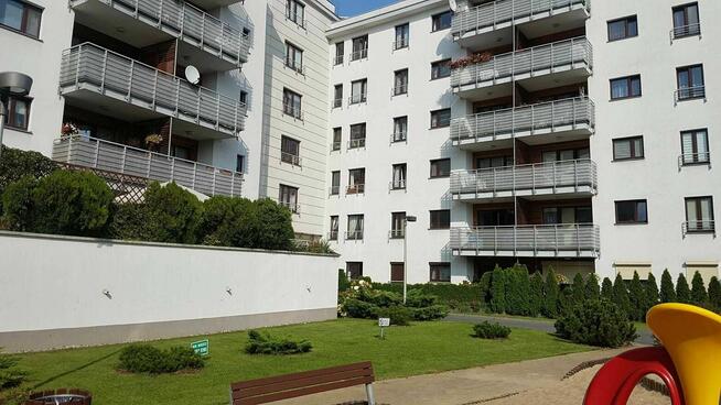 kawalerka z tarasem i ogródkiem na Woli