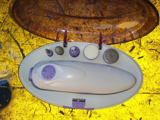 Frezarka do paznokci z freezami, bateryjna, 25 zł.