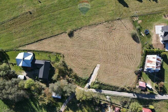 Widokowa działka w spokojnej okolicy.