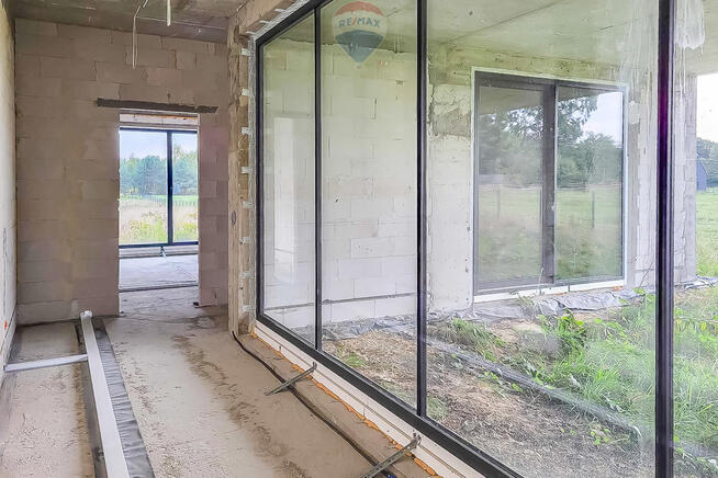 Duża nowoczesna rezydencja z widokiem na stadninę