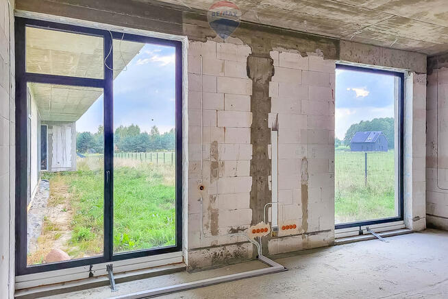 Duża nowoczesna rezydencja z widokiem na stadninę