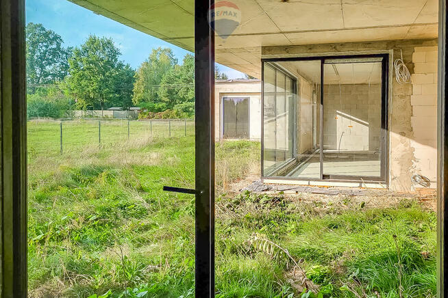 Duża nowoczesna rezydencja z widokiem na stadninę