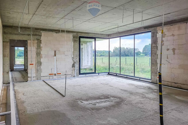 Duża nowoczesna rezydencja z widokiem na stadninę