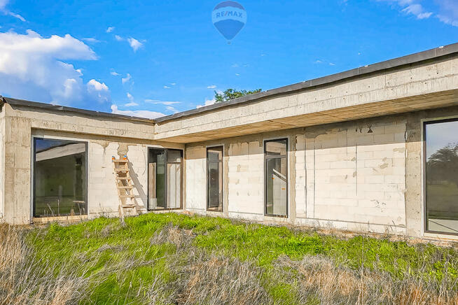 Duża nowoczesna rezydencja z widokiem na stadninę