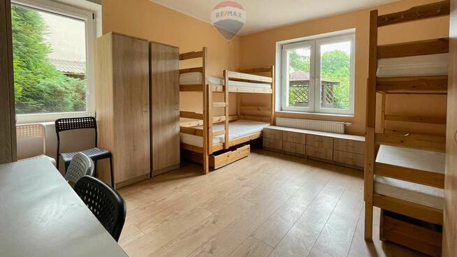 Dom z miejscami noclegowymi dla pracowników.