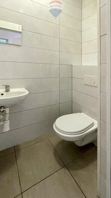 Dom z miejscami noclegowymi dla pracowników.