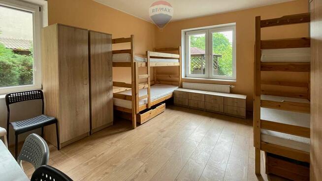 Dom z miejscami noclegowymi dla pracowników.