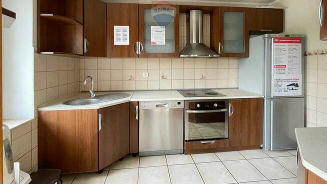 Dom z miejscami noclegowymi dla pracowników.