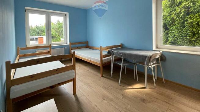 Dom z miejscami noclegowymi dla pracowników.