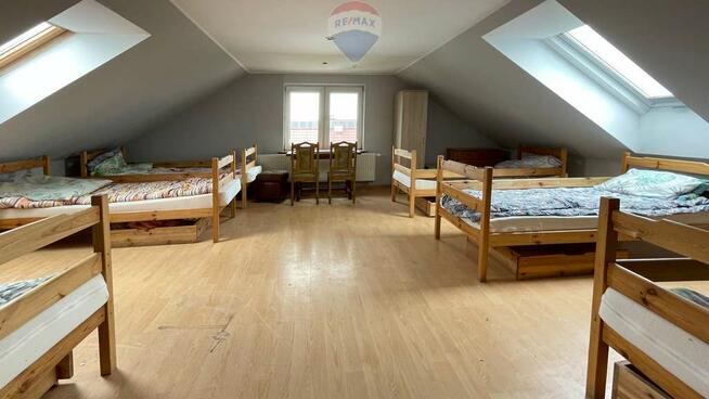 Dom z miejscami noclegowymi dla pracowników.