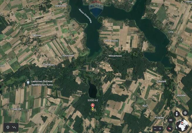 Działka z linią brzegową jeziora.