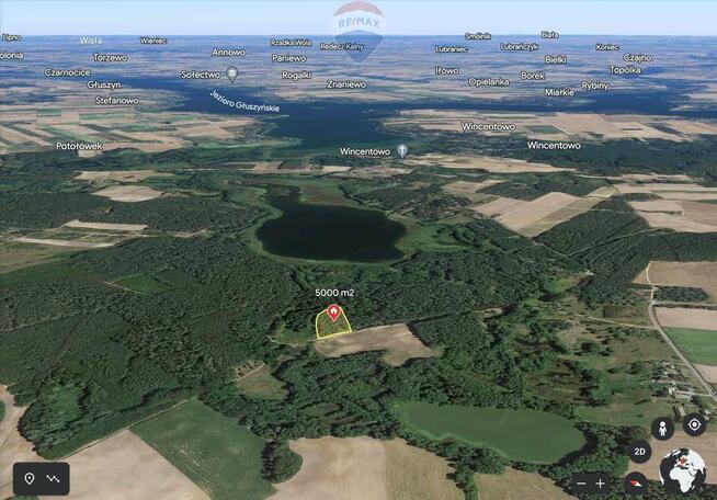 Działka z linią brzegową jeziora.