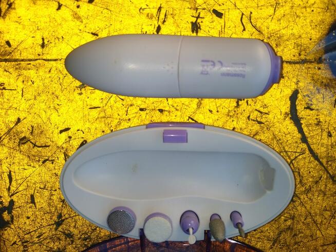 Frezarka do paznokci z freezami, bateryjna, 25 zł.