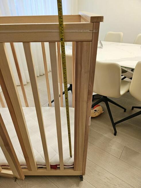 Łóżeczko 140 x 70 na kółkach z materacem