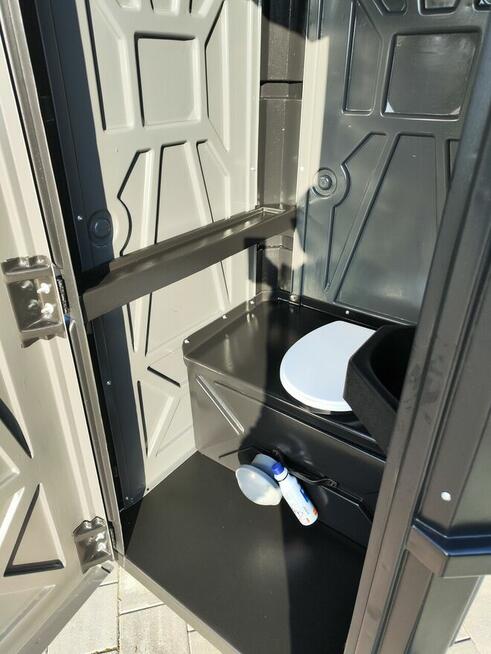 Toaleta budowlana z umywalka do ogrodu