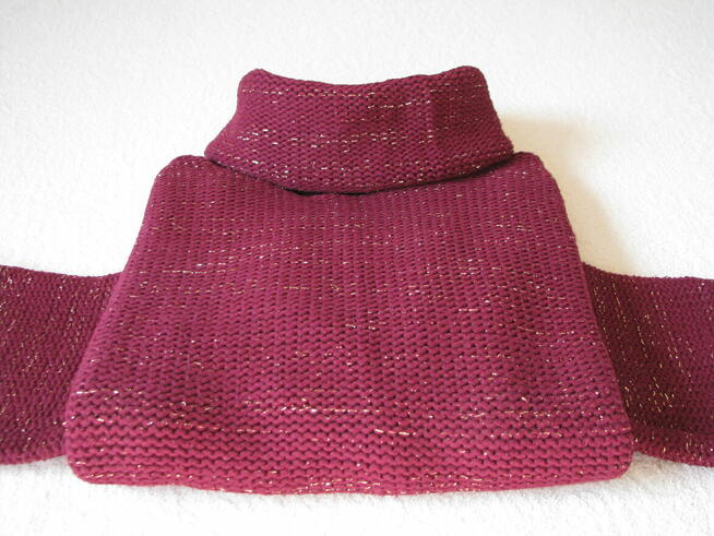 Bordowy sweterek golf ze złotą nicią, rozm. M